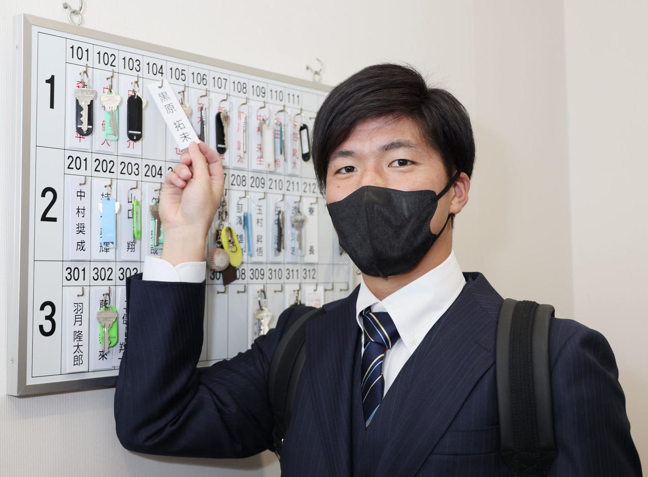 入寮する広島ドラフト1位の黒原（撮影・加藤孝規）