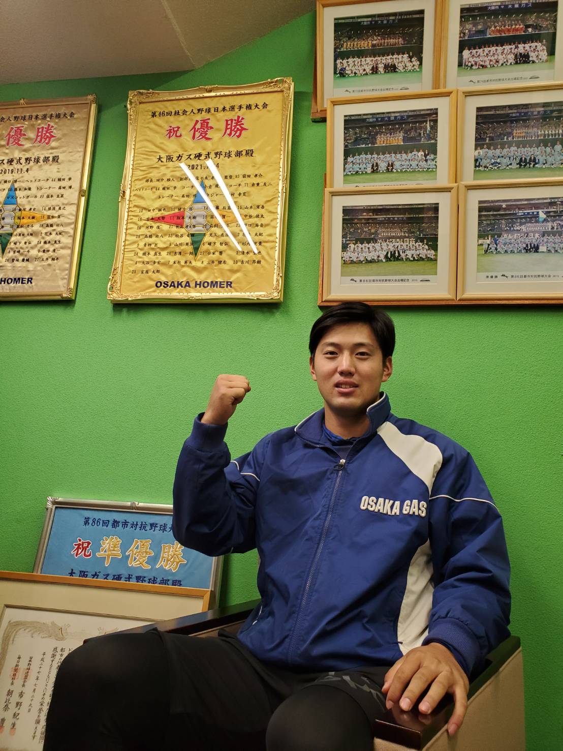 今秋ドラフト候補の大阪ガス・三井健右外野手は日本選手権連覇の額縁の前でガッツポーズ