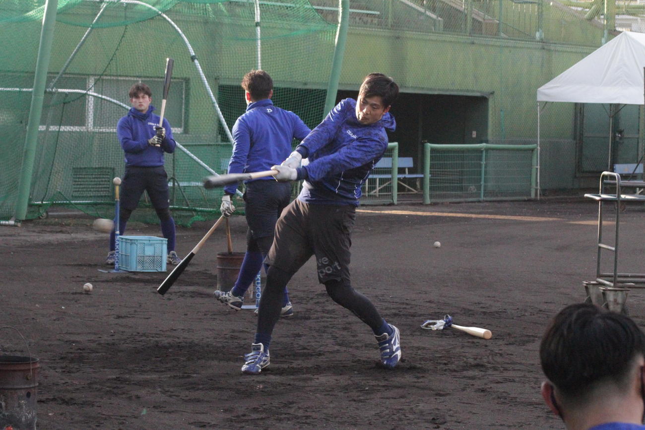 今秋ドラフト候補の大阪ガス・三井健右外野手はパワフルなスイングでティー打撃を行った