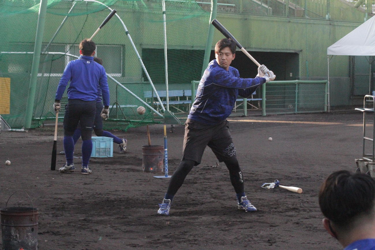 今秋ドラフト候補の大阪ガス・三井健右外野手はティー打撃を行った