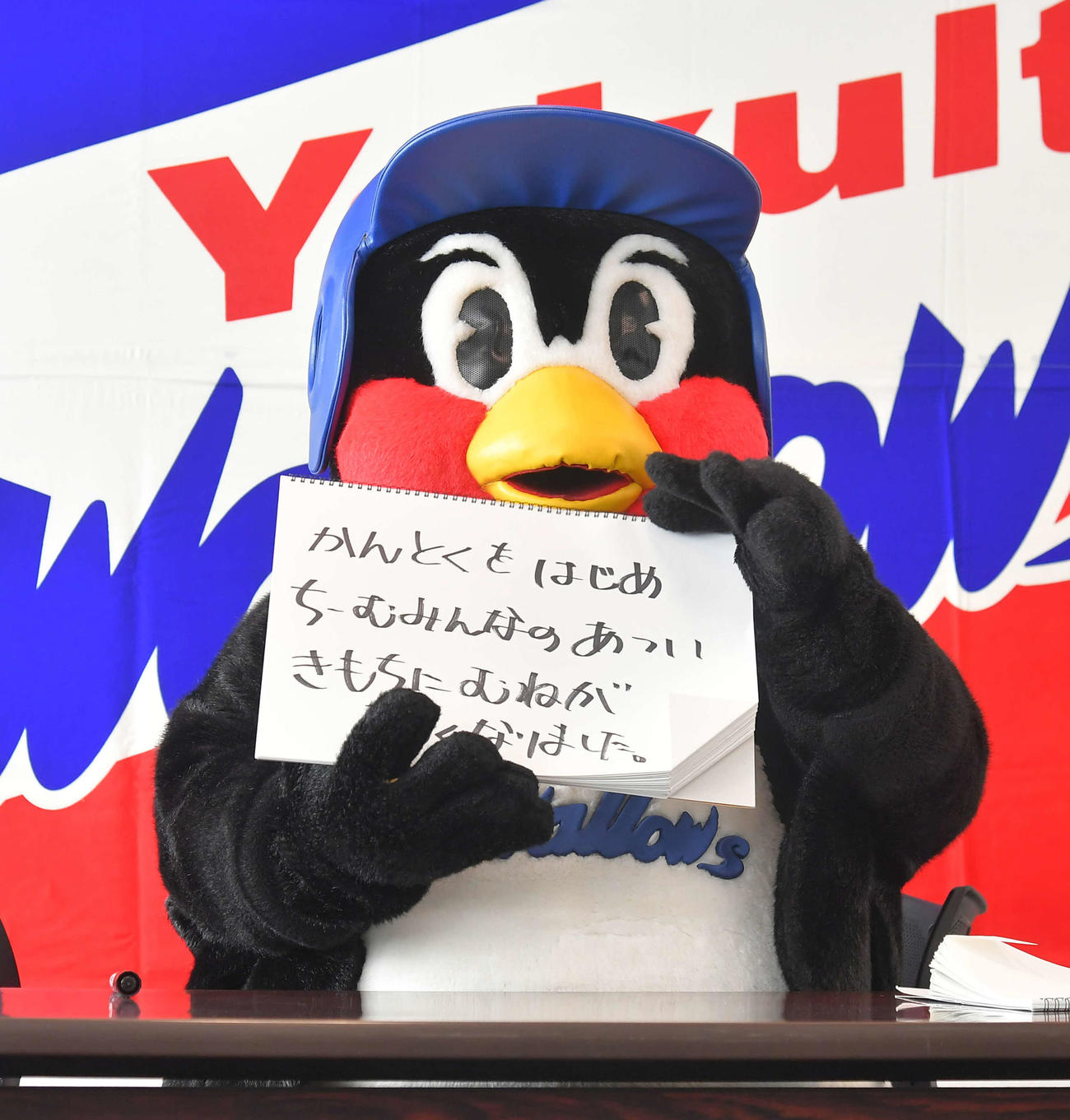 会見するつば九郎。「かんとくはじめちーむみんなのあついきもちにむねがあつくなりました。」（代表撮影）