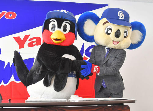 つば九郎（左）は代理人のドアラと握手を交わす（代表撮影）