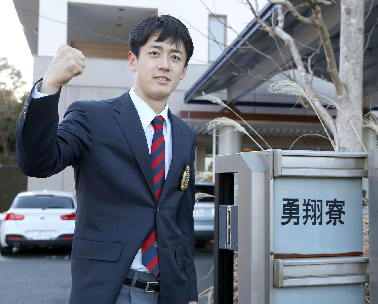 勇翔寮に入寮しポーズを決める日本ハムドラフト8位北山（撮影・佐藤翔太）