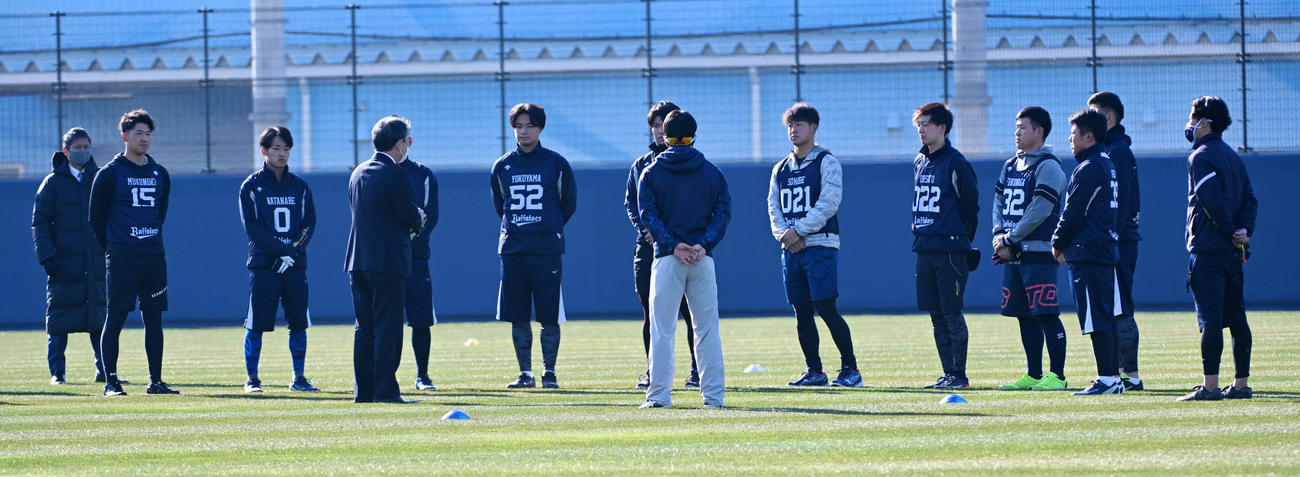 開始前に球団関係者の話を聞くオリックスの新人選手（撮影・前岡正明）