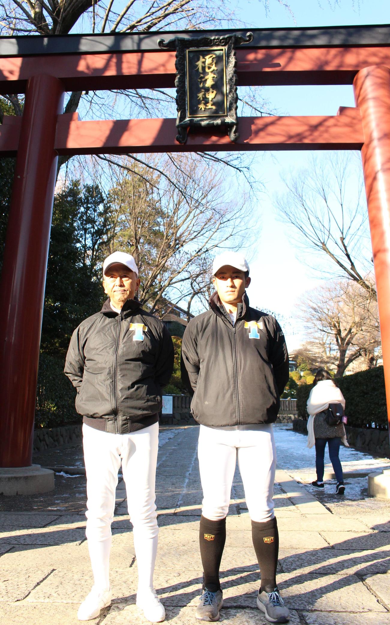 根津神社で必勝祈願を行った左から東大の井出監督と松岡主将（撮影・保坂恭子）