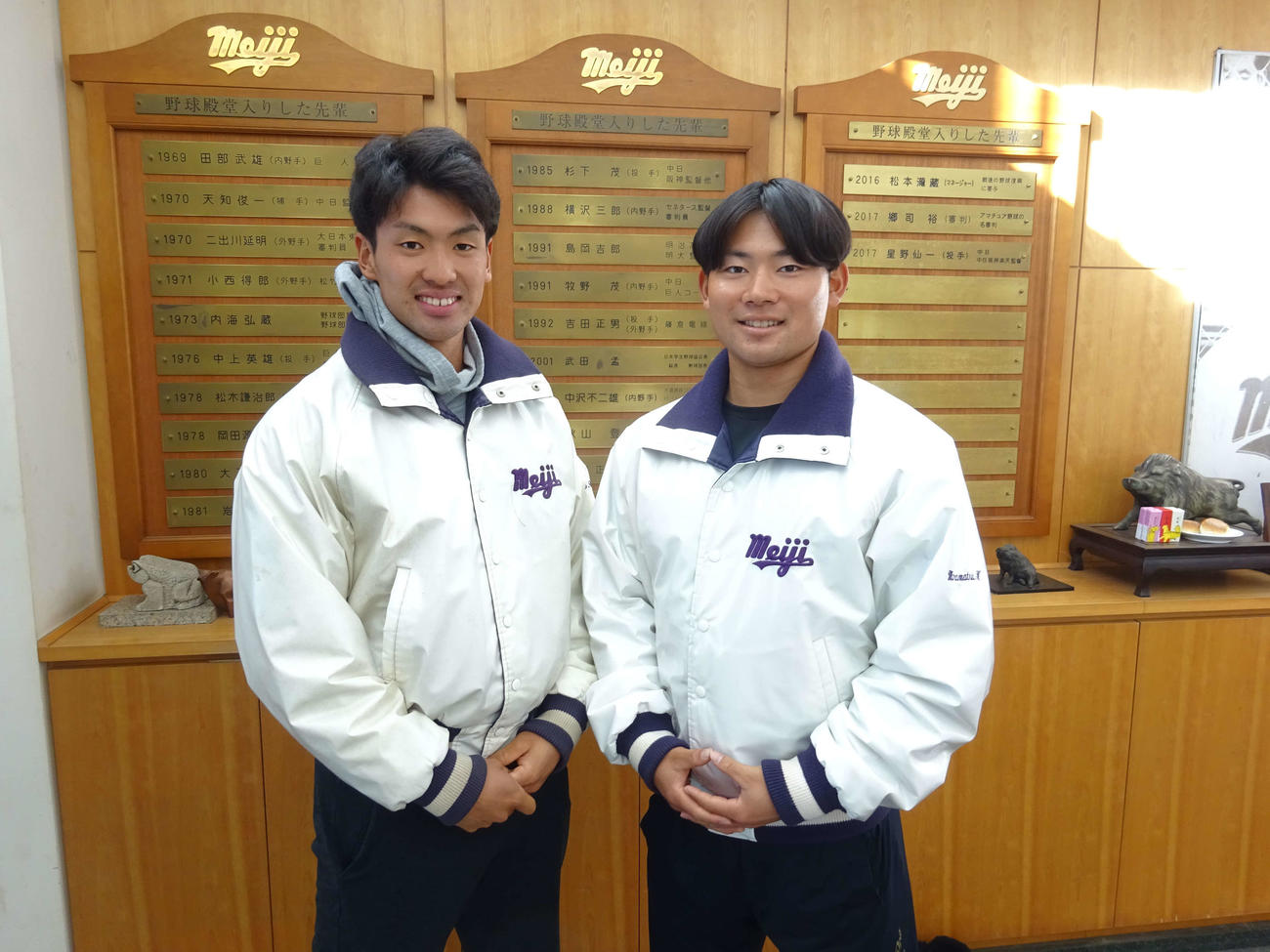 練習始めに臨み、チームの優勝を誓う、左から明大の田中、村松（撮影・保坂淑子）