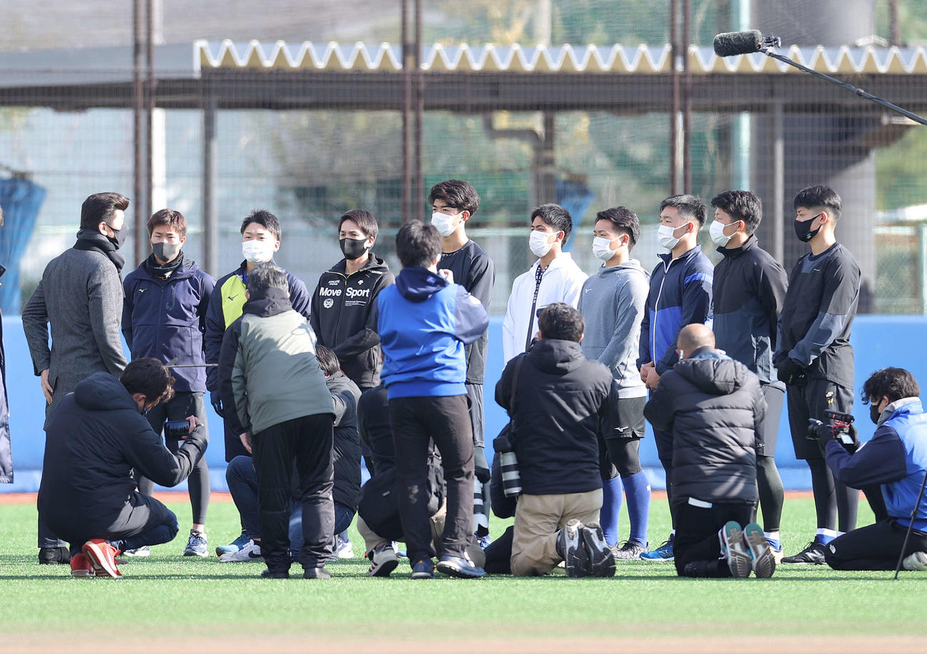 新人選手を前に話すDeNA三浦大輔監督（左端）。右から小園、徳山、粟飯原、三浦、深沢、梶原、村川、東出、大橋（撮影・河野匠）