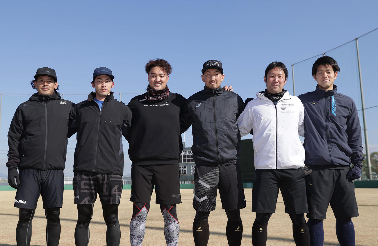 合同で自主トレを行った、左からオリックス比嘉、広島中村祐、阪神秋山、オリックス平野佳、西武増田、オリックス岩橋打撃投手（撮影・前田充）