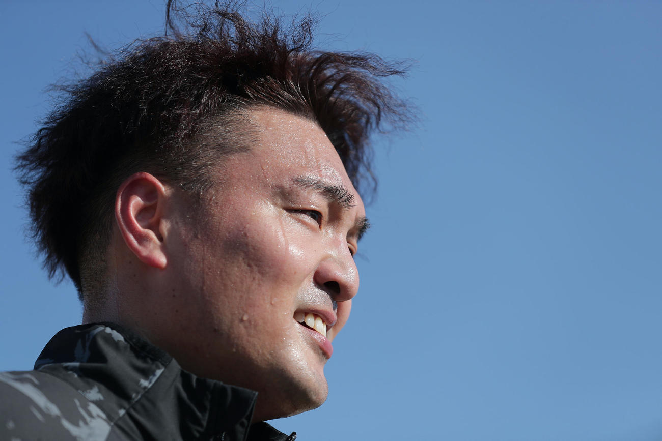 自主トレを公開し、今季の意気込みを語る阪神秋山（撮影・前田充）