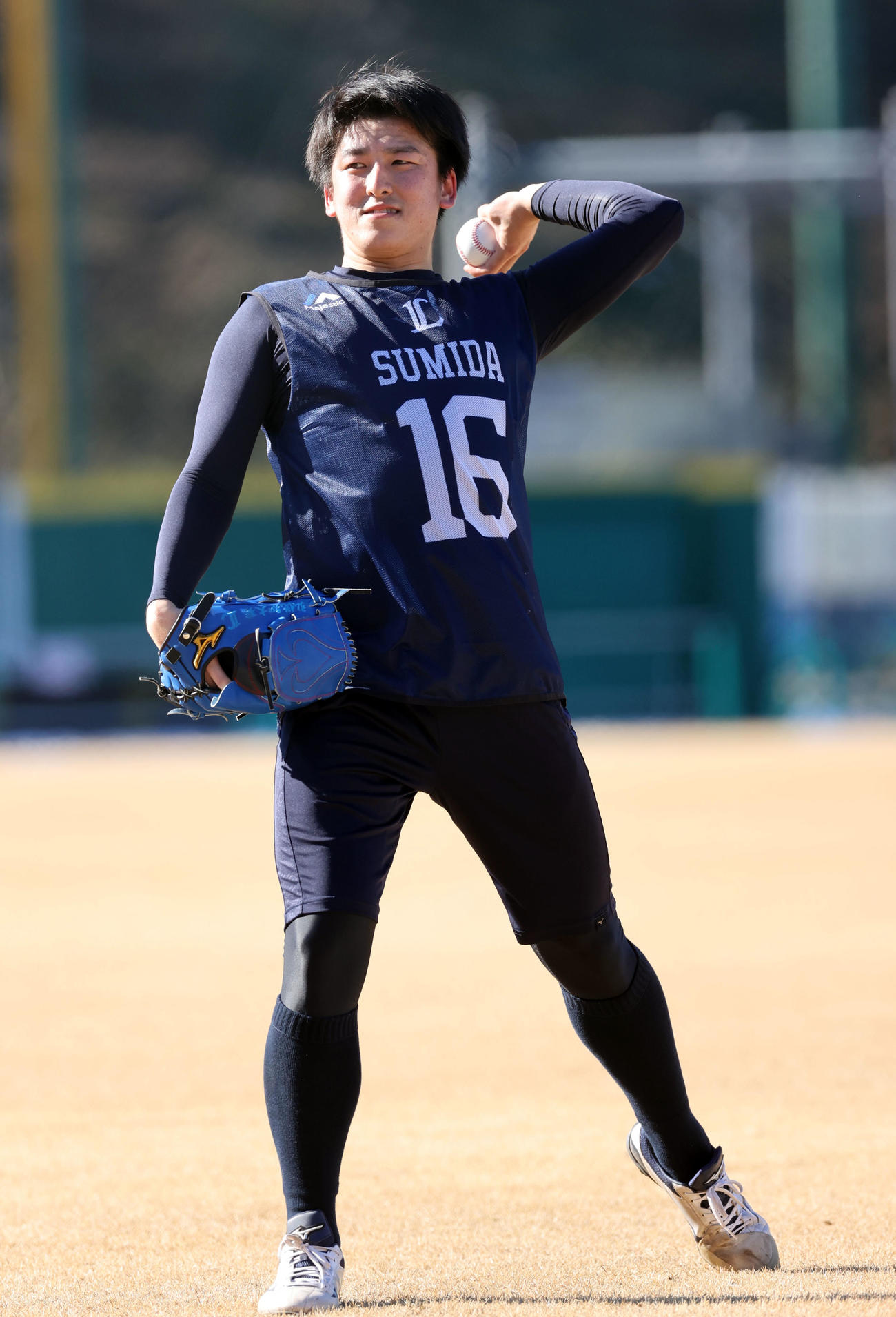 新人合同自主トレでキャッチボールする西武隅田（撮影・浅見桂子）