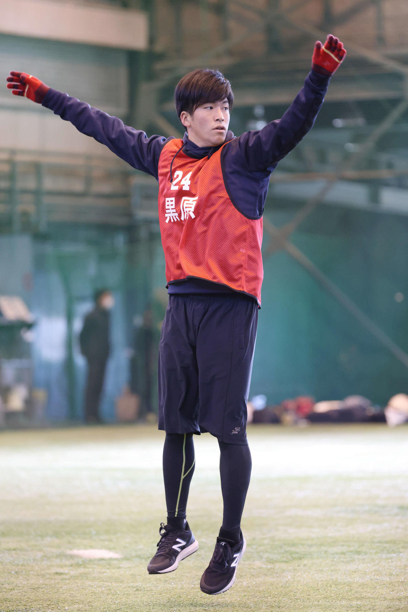 新人合同自主トレ　練習する広島ドラフト1位の黒原（撮影・加藤孝規）