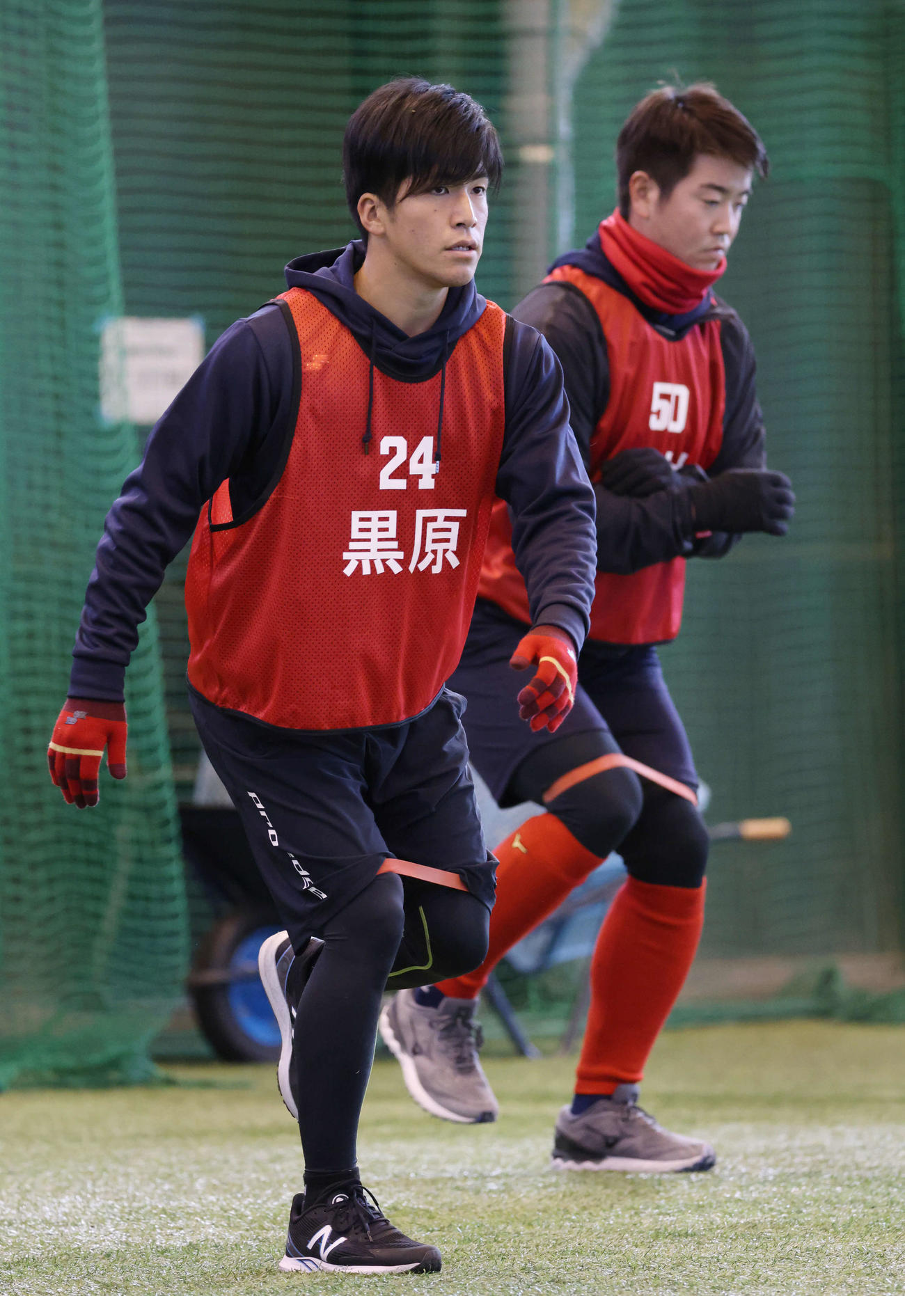 新人合同自主トレ　練習する広島ドラフト1位の黒原。右はドラフト3位の中村健（撮影・加藤孝規）