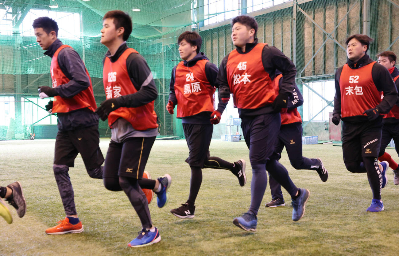 新人合同自主トレが始まり、室内練習場でランニングする広島の新入団選手ら。中央はドラフト1位の黒原（撮影・加藤孝規）
