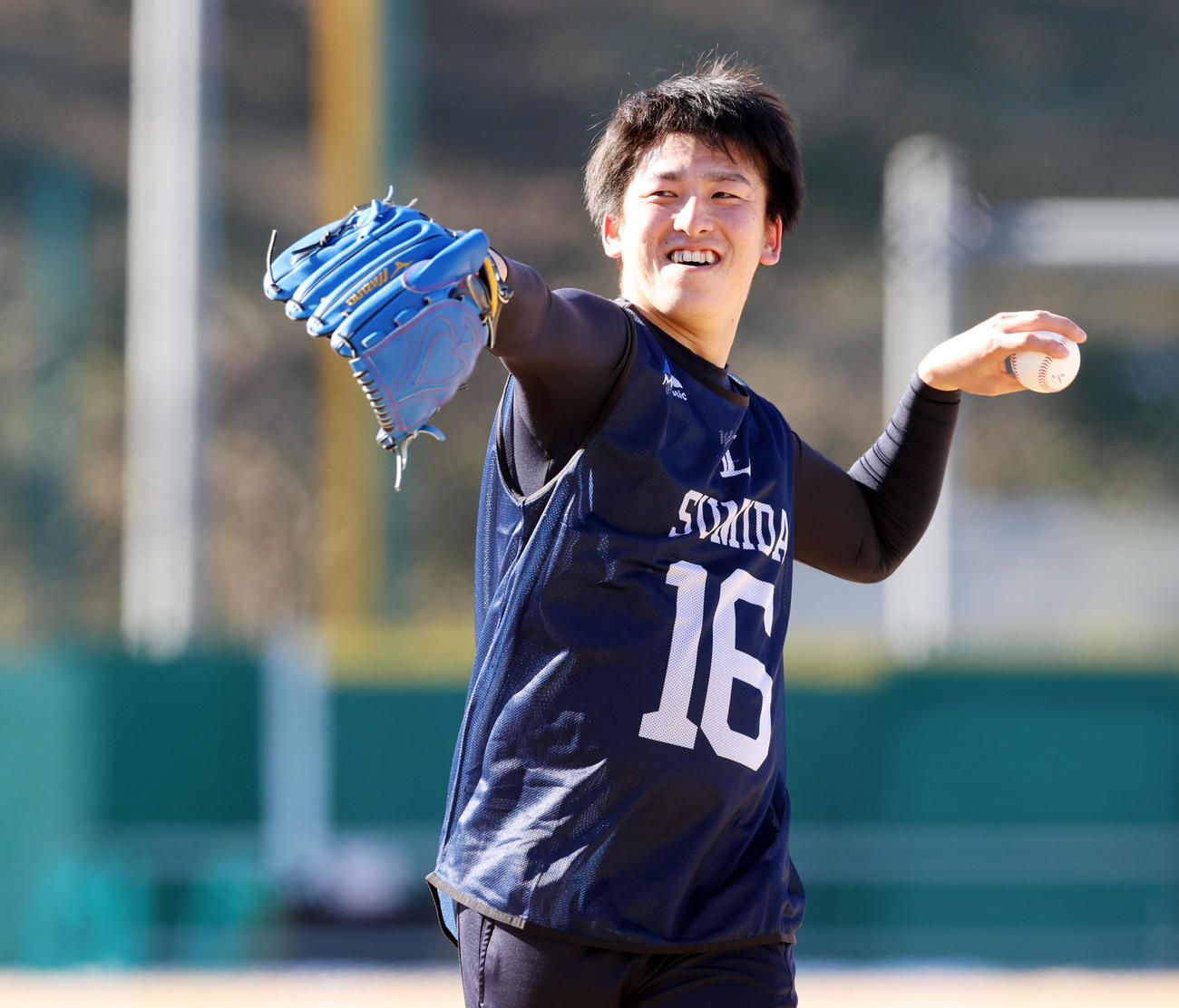 新人合同自主トレで、明るい表情でキャッチボールする西武隅田（撮影・浅見桂子）
