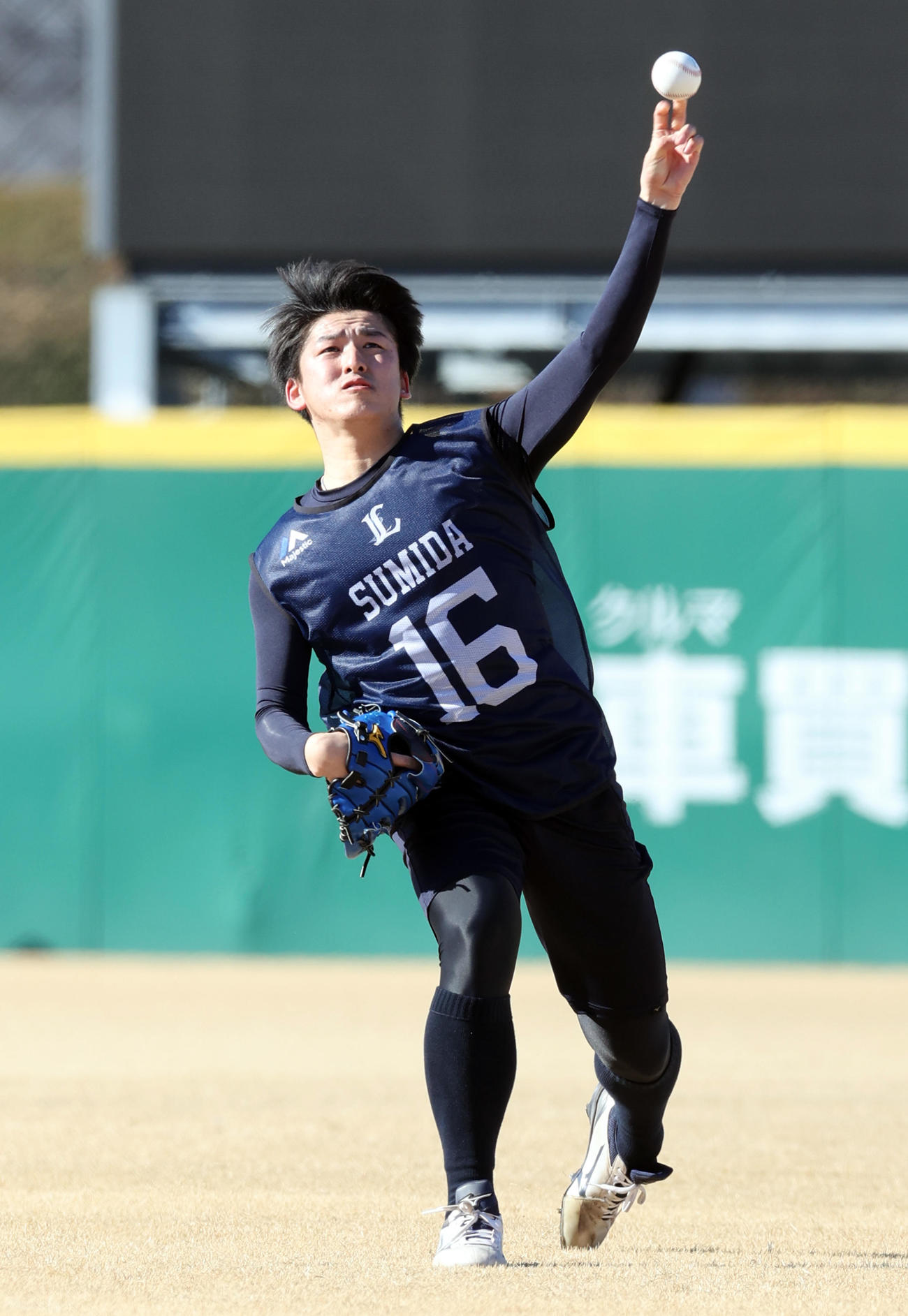 新人合同自主トレで、真剣な表情でキャッチボールする西武隅田（撮影・浅見桂子）