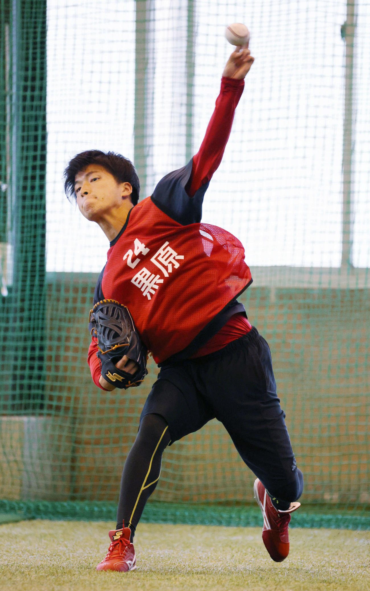 キャッチボールをする広島ドラフト1位の黒原（撮影・加藤孝規）