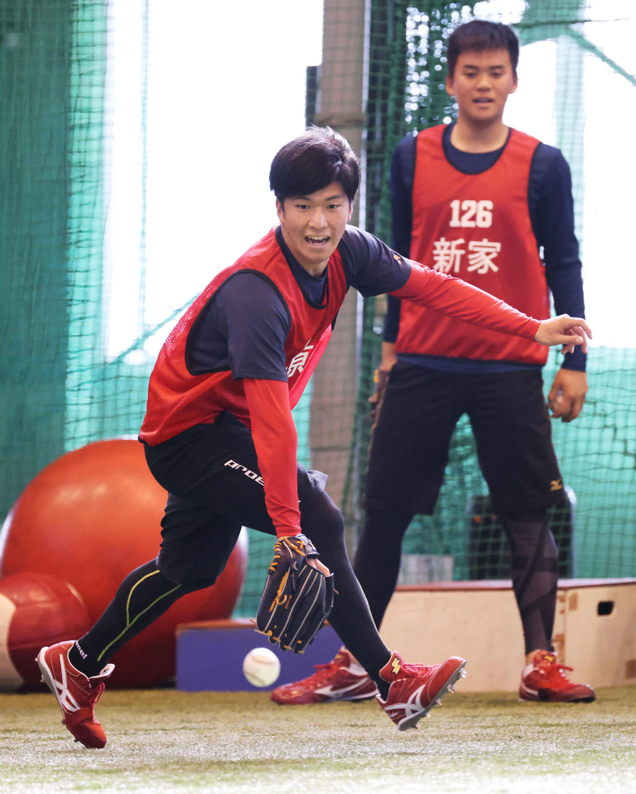 ノックを受ける広島ドラフト1位の黒原（撮影・加藤孝規）