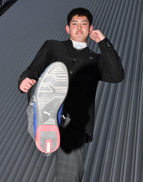 ソフトバンク１位風間球打 強い体を作っていく サッカーシューズ携え入寮 プロ野球写真ニュース 日刊スポーツ