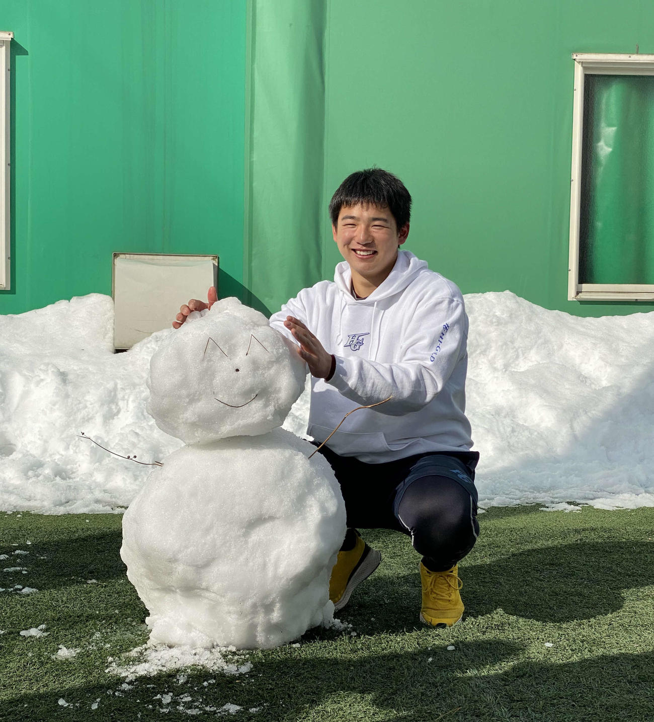楽天ドラフト3位の前田は雪だるまを前に笑顔を見せる（撮影・湯本勝大）