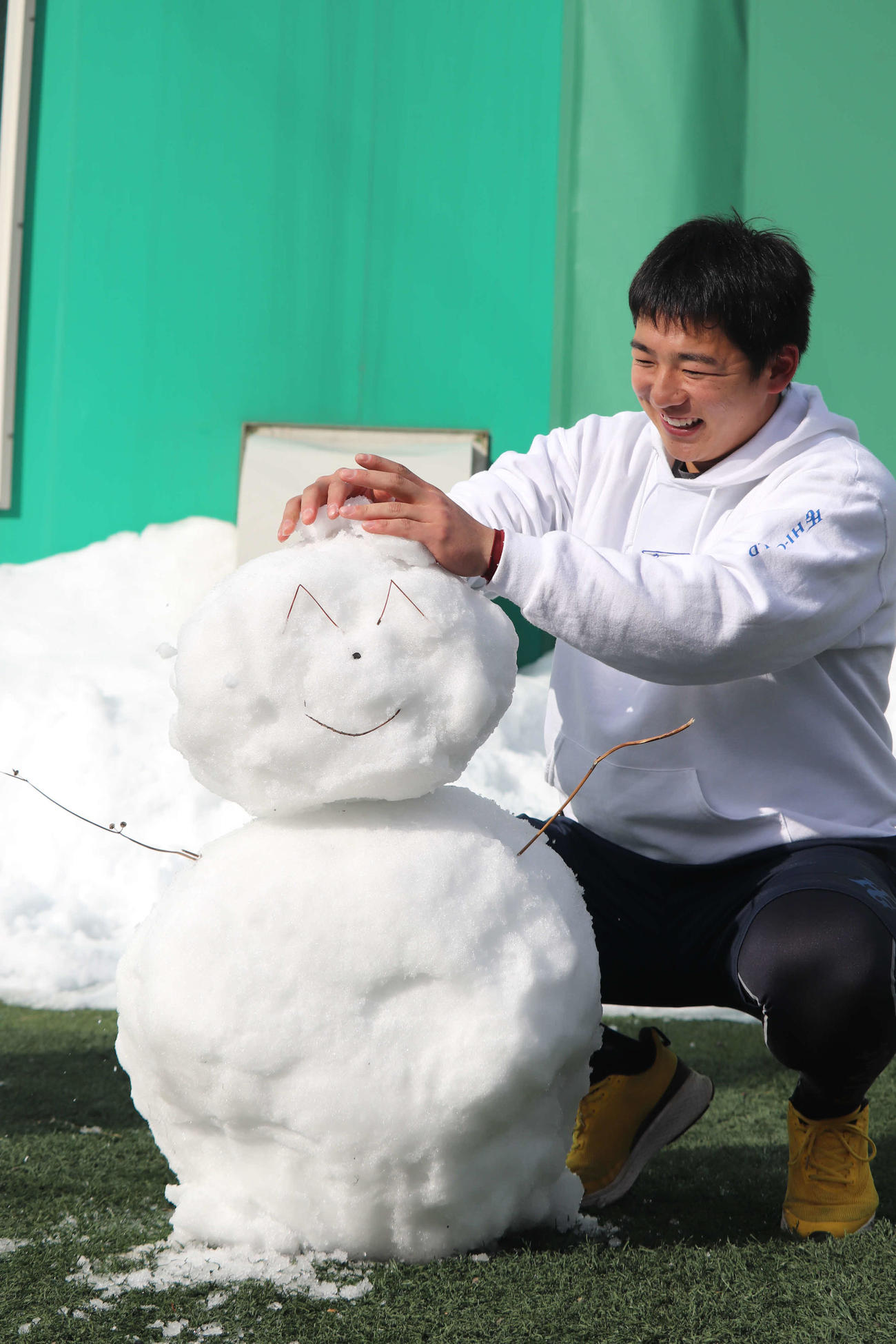 楽天ドラフト3位の前田は笑顔で雪だるまを作る（撮影・湯本勝大）
