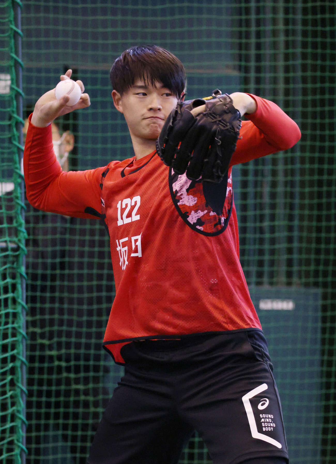新人合同自主トレ　キャッチボールをする広島育成4位の坂田（撮影・加藤孝規）