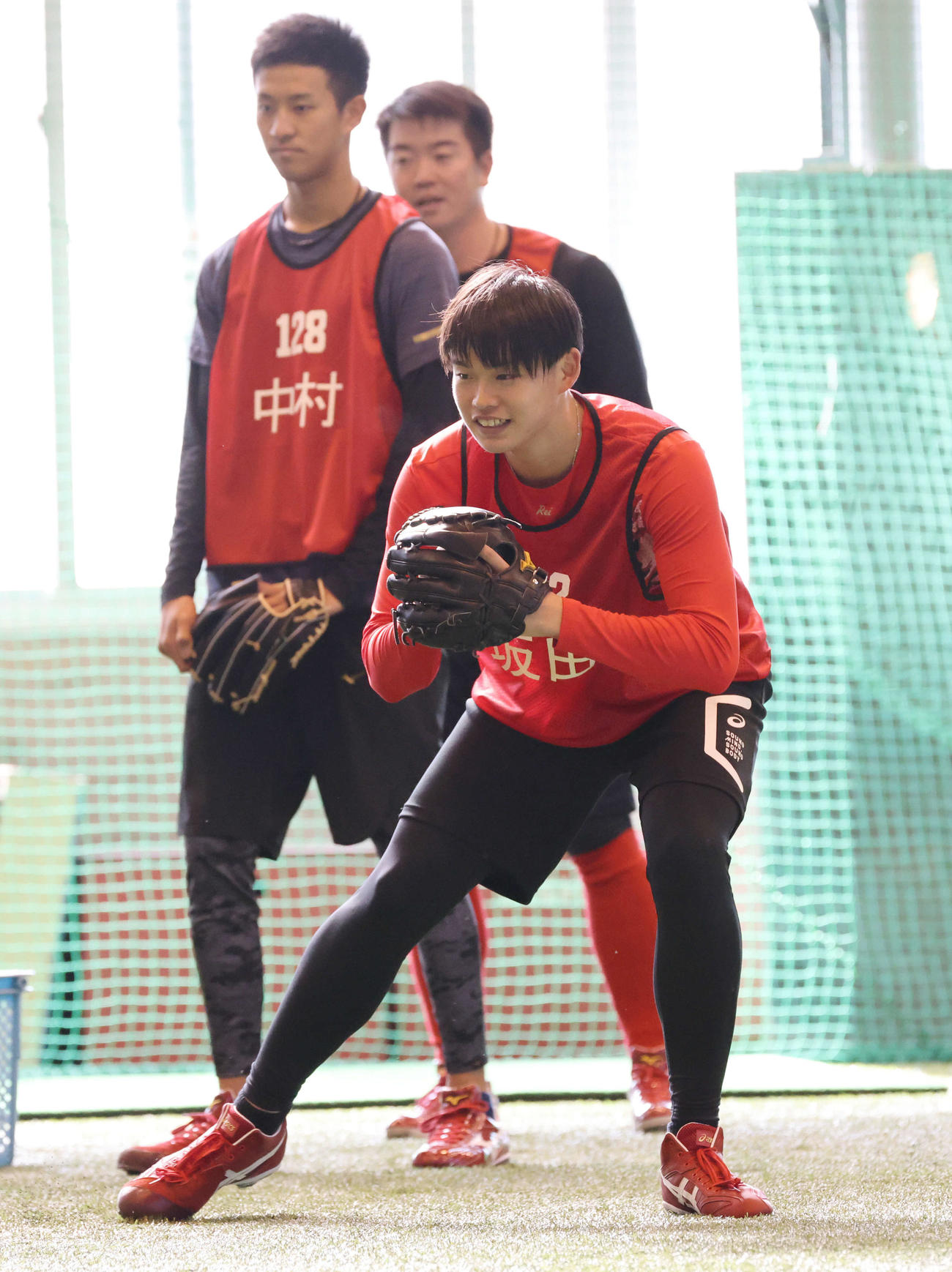新人合同自主トレ　ノックを受ける広島育成4位の坂田（撮影・加藤孝規）