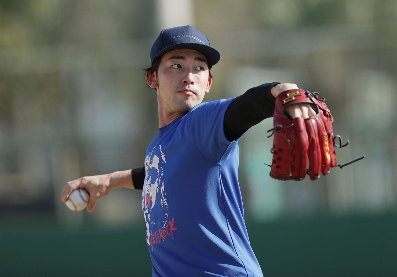 阪神秋山らと合同で自主トレを行いキャッチボールする広島中村祐（撮影・前田充）