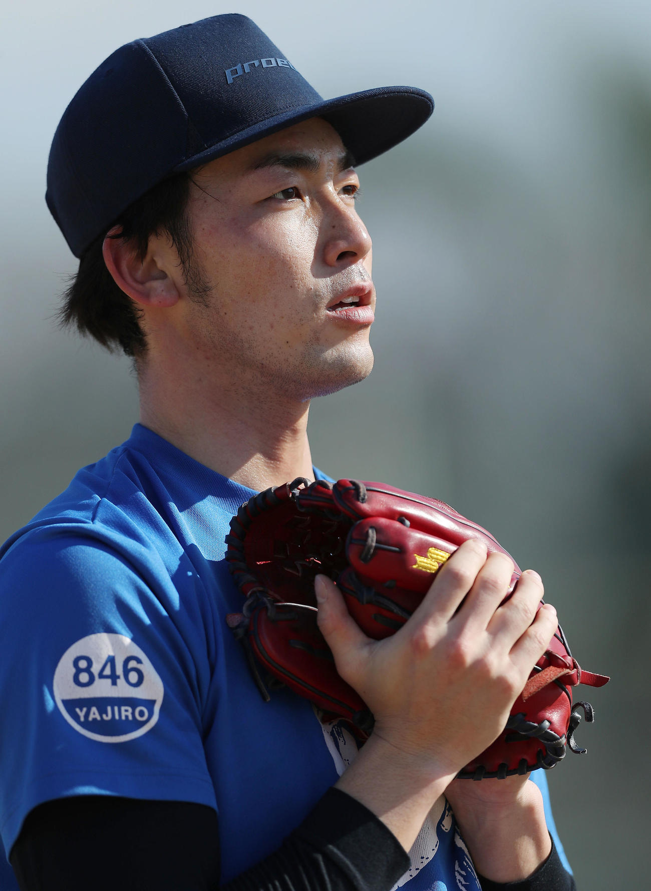 阪神秋山らと合同で自主トレを行い、真剣な表情でアドバイスを聞く広島中村祐（撮影・前田充）