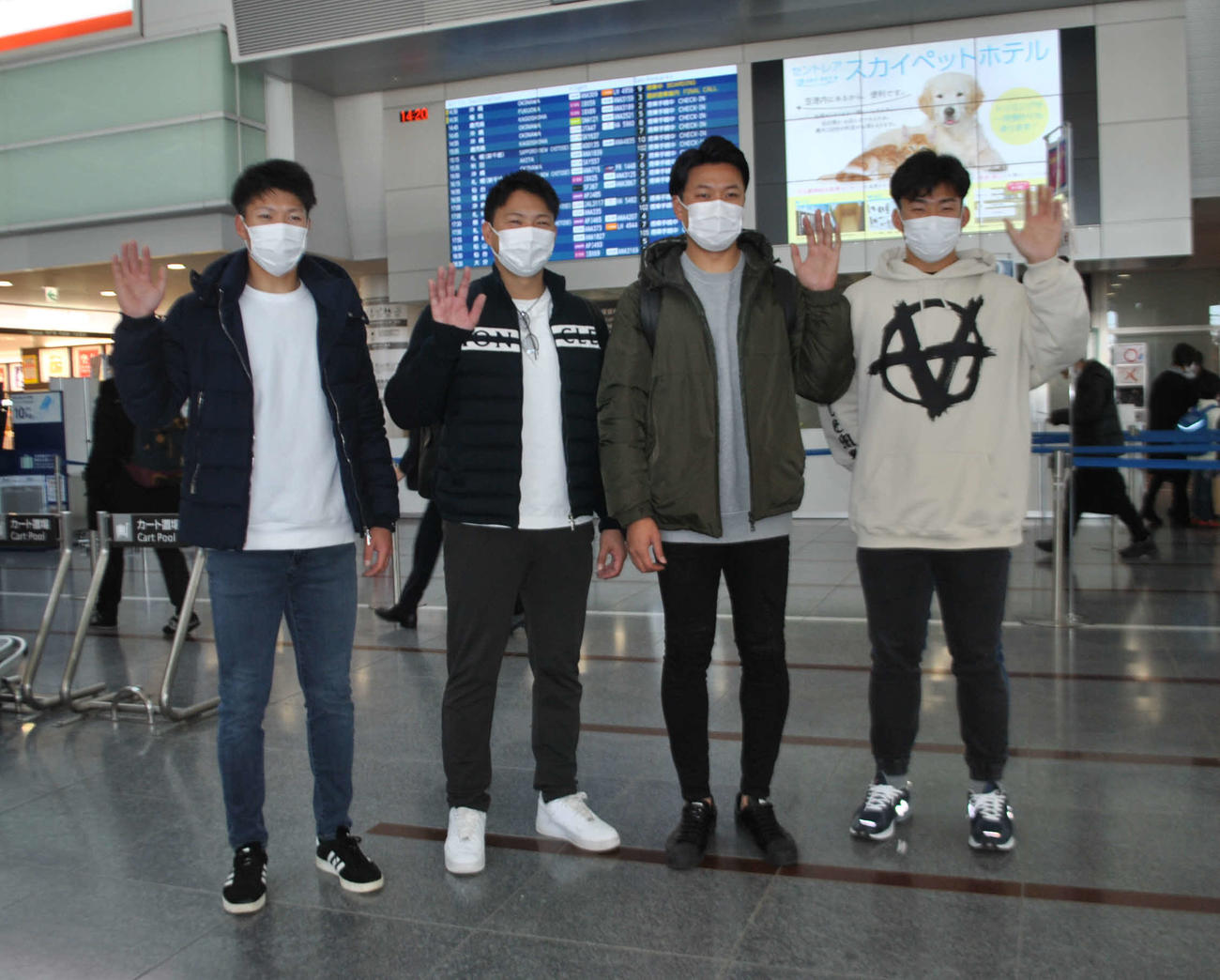 中部国際空港から沖縄自主トレに向け出発する（右から）中日小笠原、大野雄、田島、橋本（撮影・伊東大介）