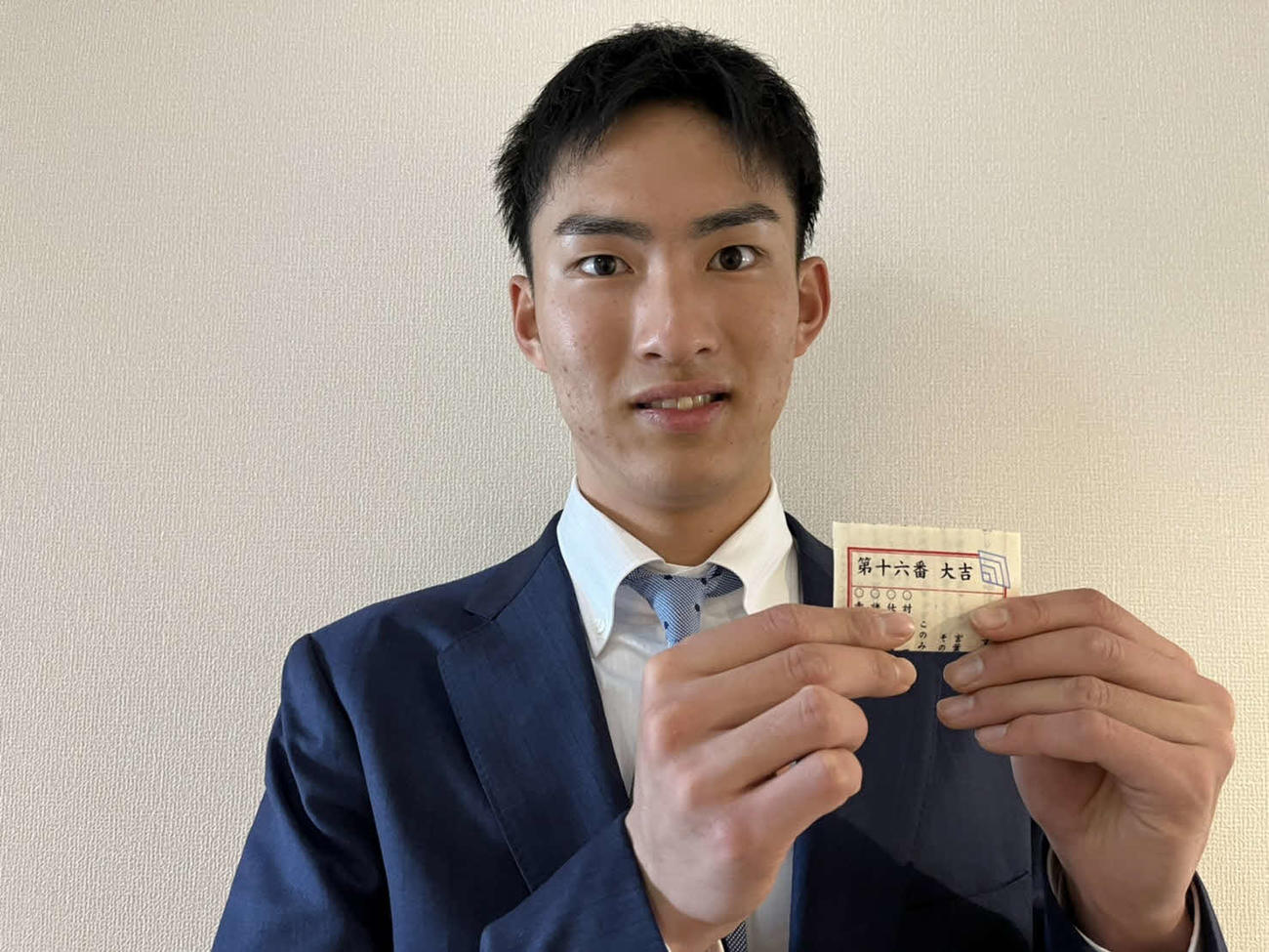 日本ハムのドラフト1位達は背番号と同じ「第十六番」の大吉とともに入寮（球団提供）