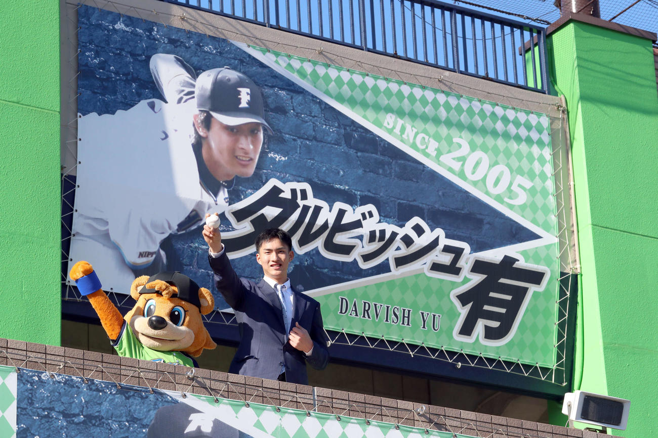 勇翔寮に入寮しダルビッシュ有の看板を背に笑顔を見せる日本ハムドラフト1位の達（撮影・佐藤翔太）