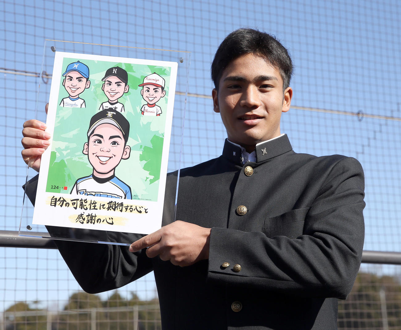 送られた似顔絵を手に入寮する日本ハム育成ドラフト4位の阿部（撮影・佐藤翔太）