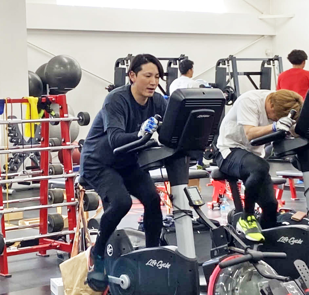 自主トレを公開し、トレーニングで汗を流す巨人小林（撮影・小早川宗一郎）