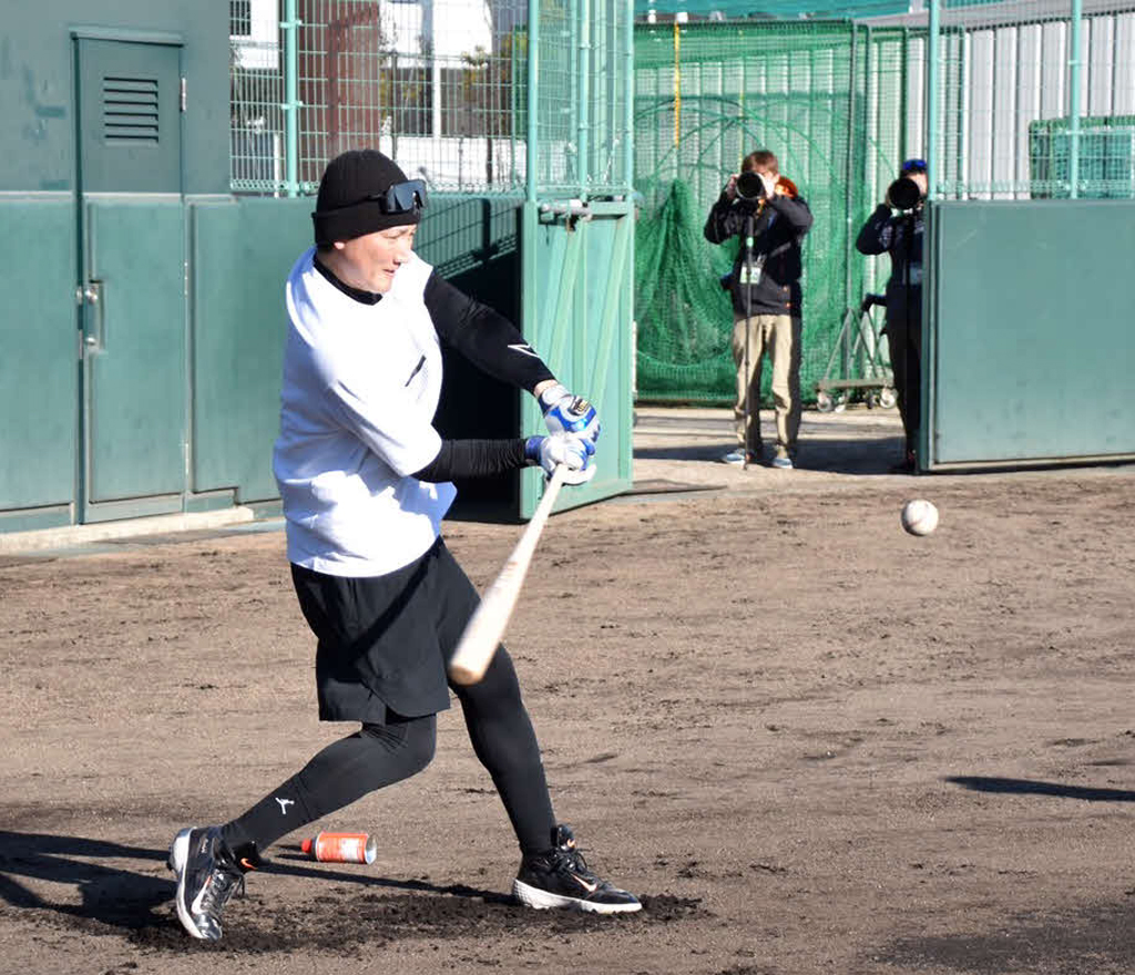 自主トレを公開し、ロングティーを行う巨人小林（撮影・小早川宗一郎）