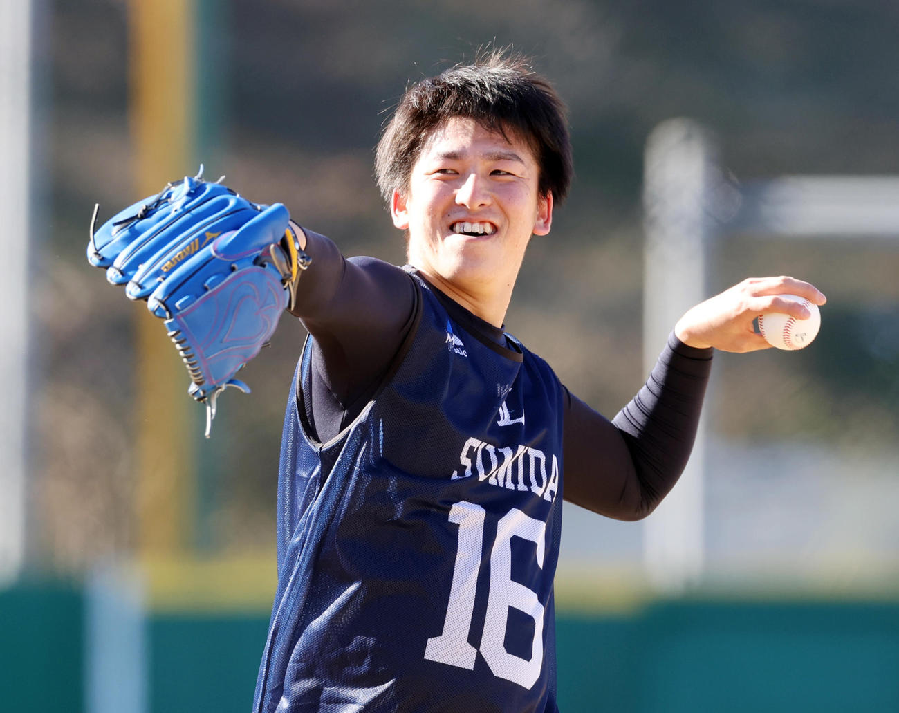 新人合同自主トレで、明るい表情でキャッチボールする西武隅田（撮影・浅見桂子）