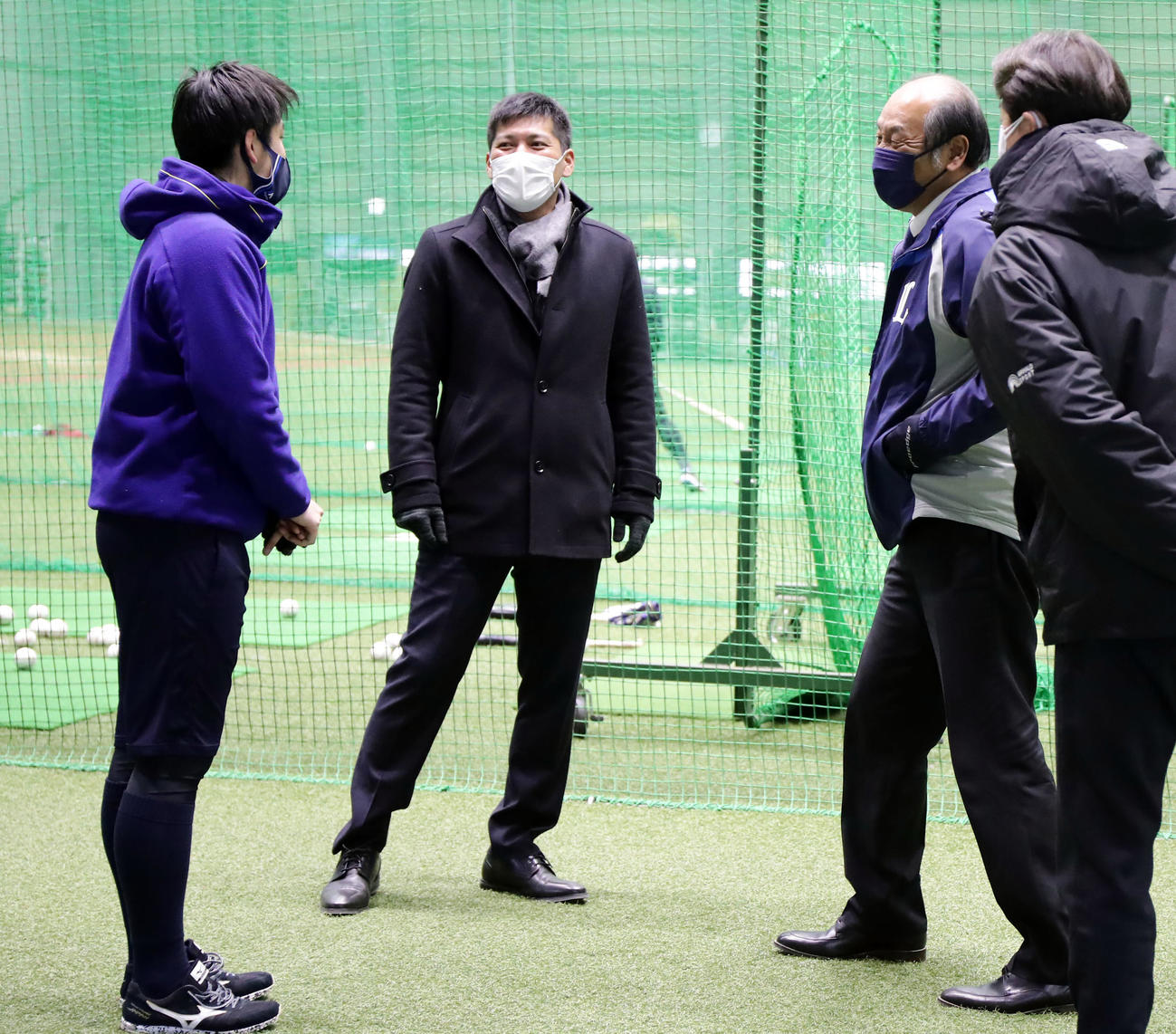 新人合同自主トレ初日を終えた西武隅田（左）は渡辺GM（右から2人目）から声をかけられる（撮影・浅見桂子）