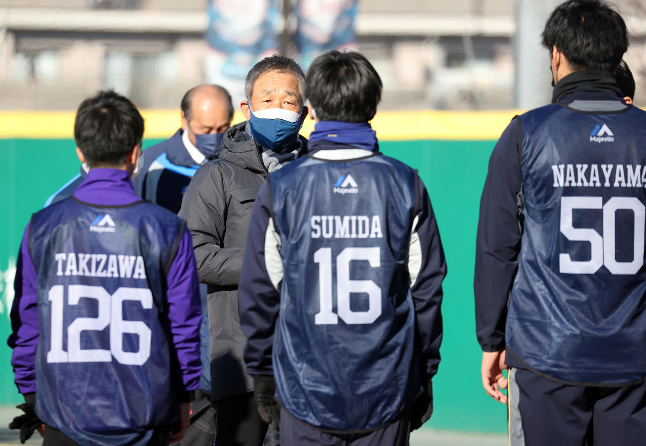 新人合同自主トレで選手に話をする西武辻監督（中央）（撮影・浅見桂子）