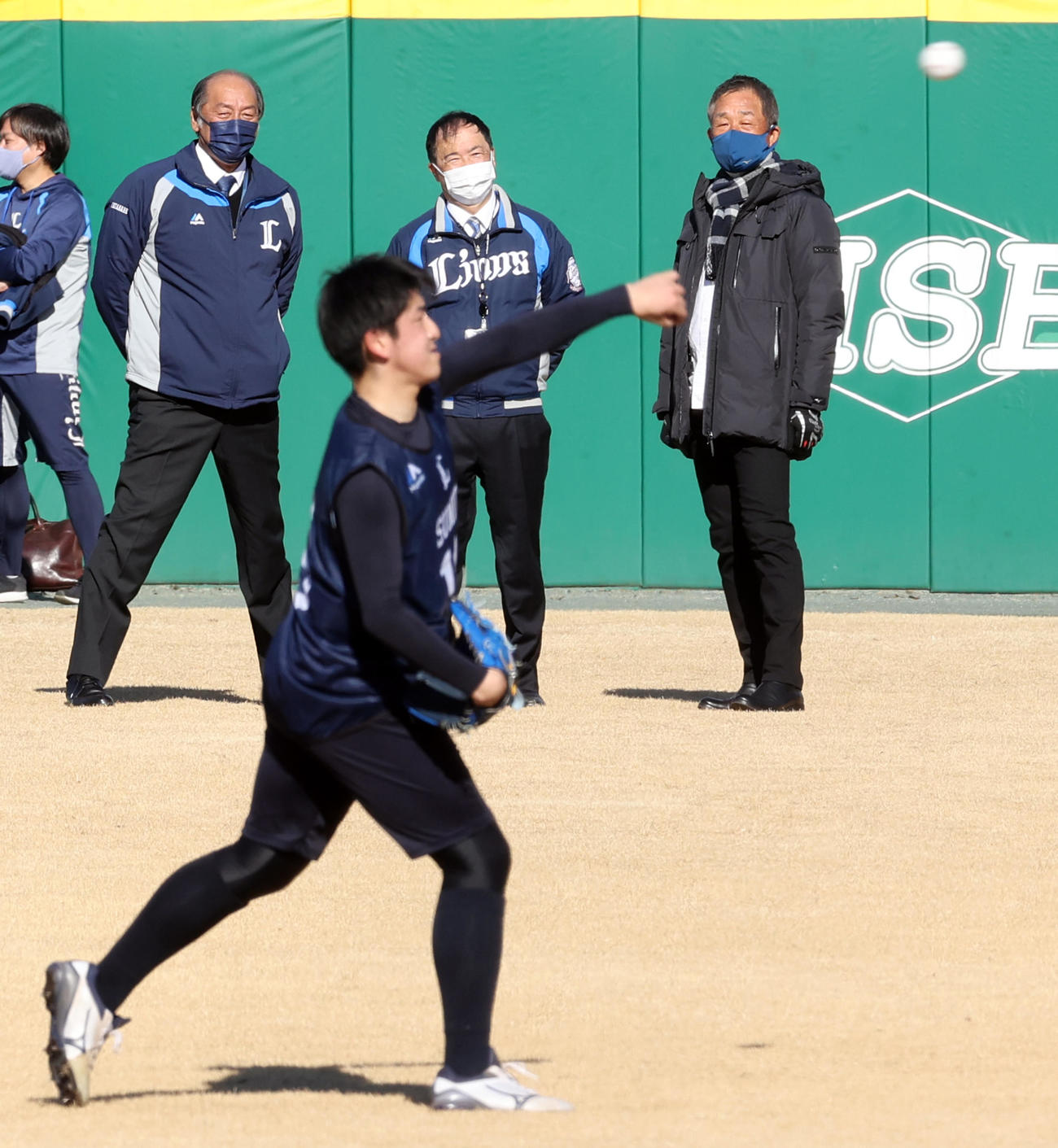 新人合同自主トレで、キャッチボールする西武隅田（手前）を見つめる渡辺GM（左）と辻監督（右）（撮影・浅見桂子）