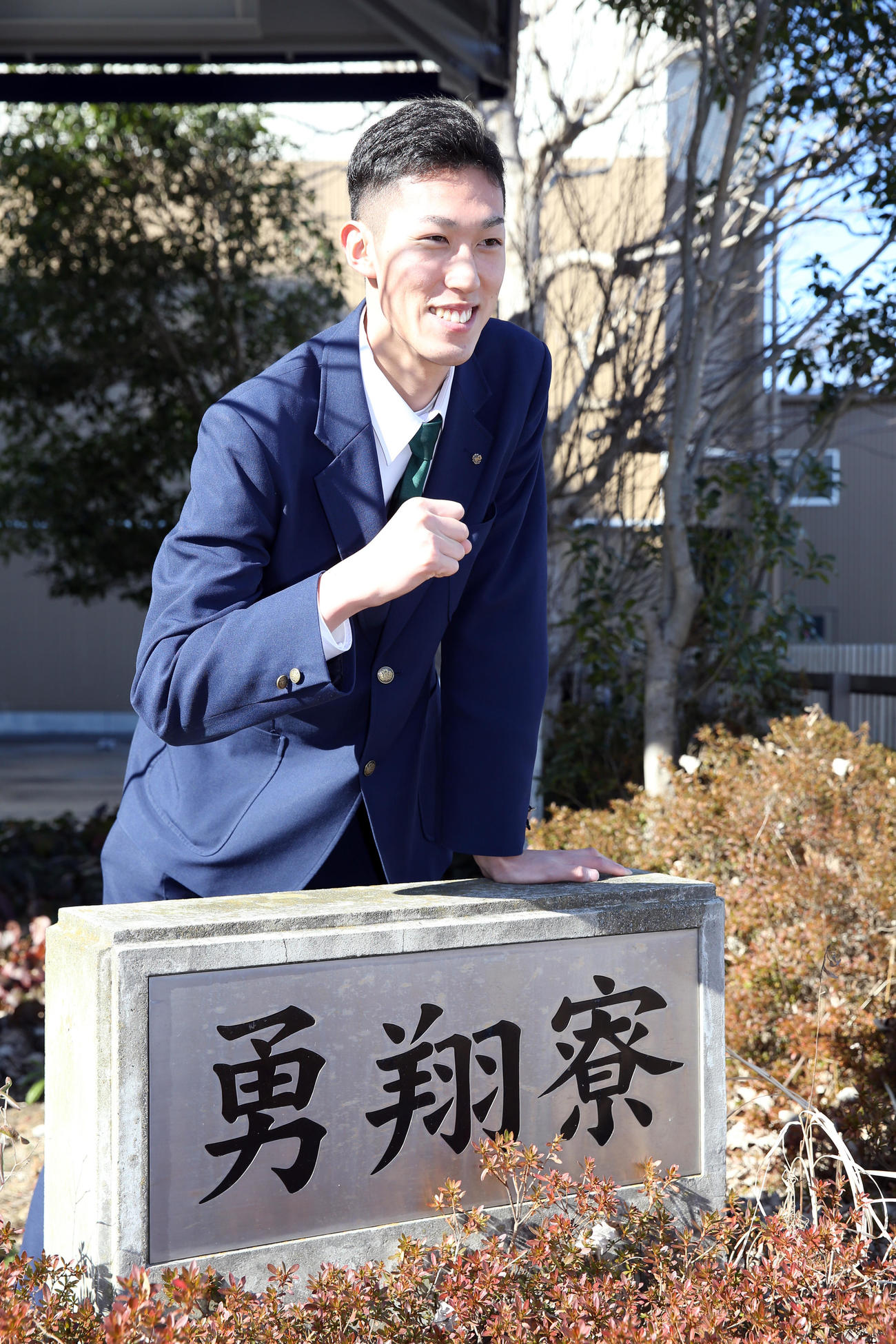 勇翔寮に入寮し笑顔で撮影に応じる日本ハム育成ドラフト1位の福島（撮影・佐藤翔太）