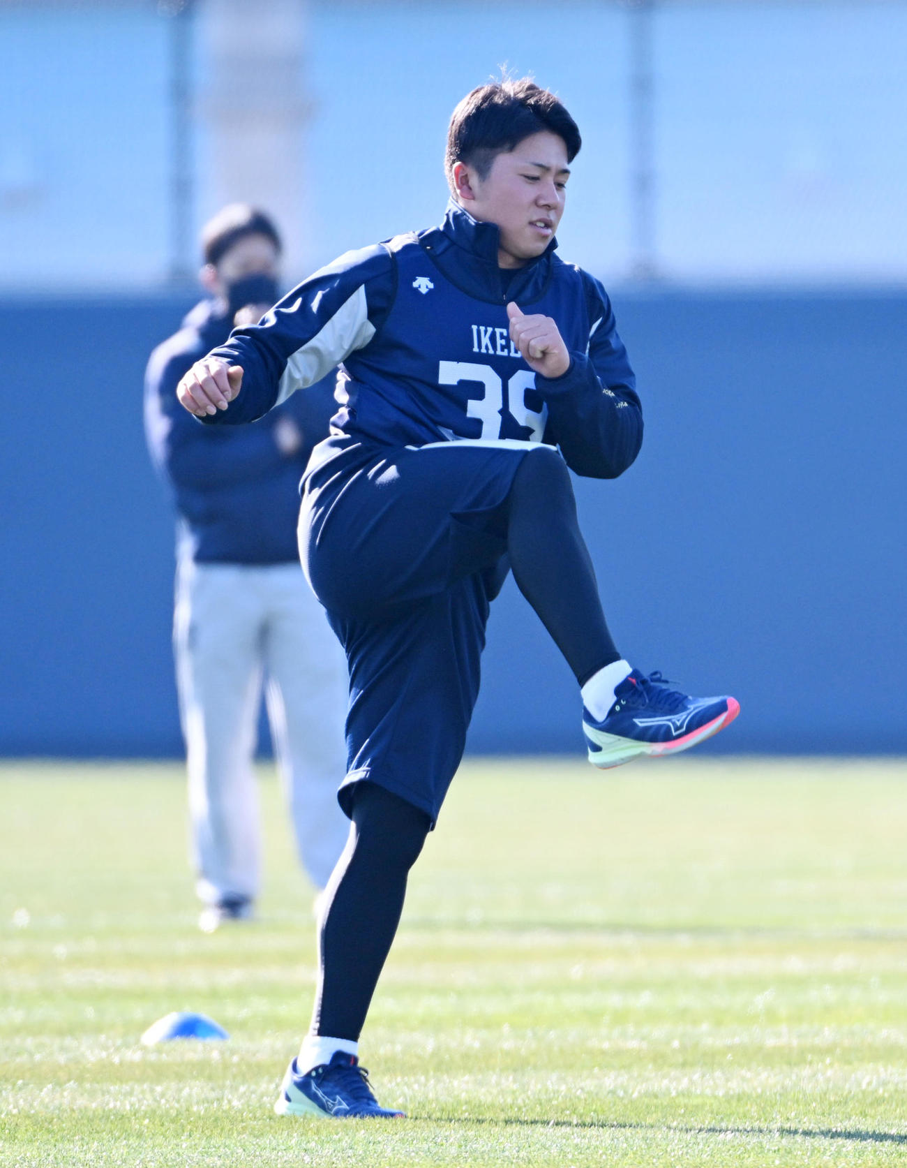 新人自主トレ初日、軽快な動きを見せる池田（撮影・前岡正明）