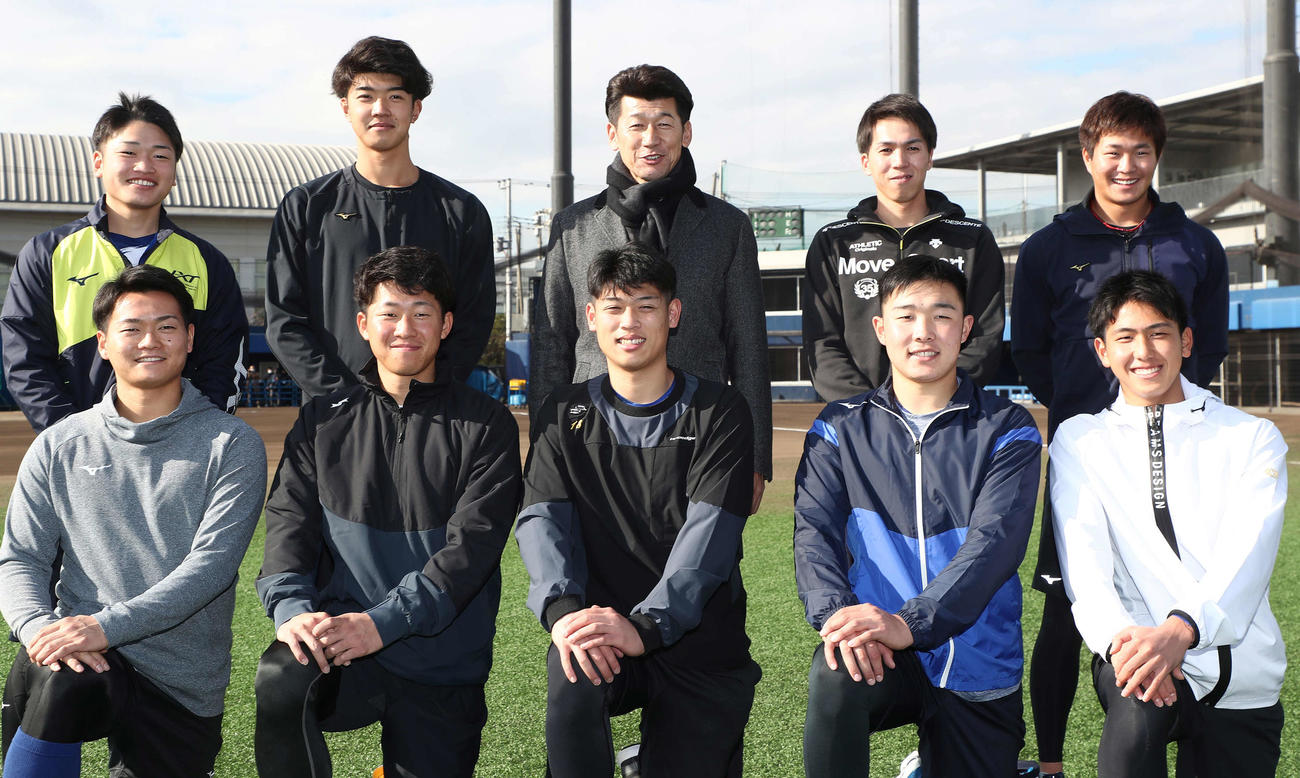 DeNA新人合同自主トレ初日を迎え記念撮影に納まる、前列左から三浦、徳山、小園、粟飯原、深沢、後列左から東出、梶原、三浦監督、村川、大橋