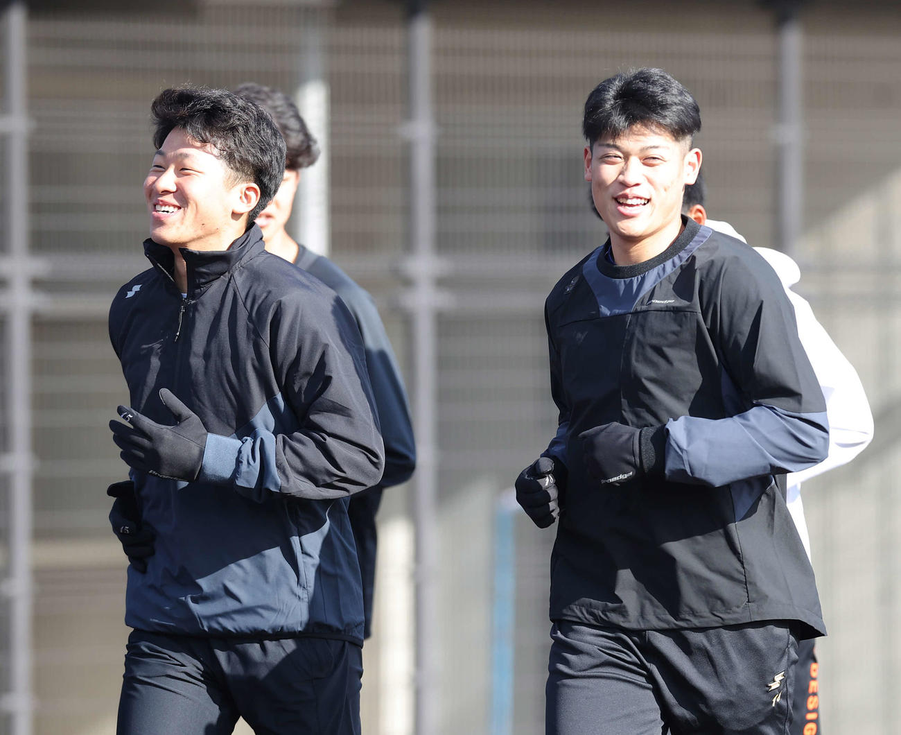 笑顔でランニングするDeNA小園（右）と徳山（撮影・河野匠）