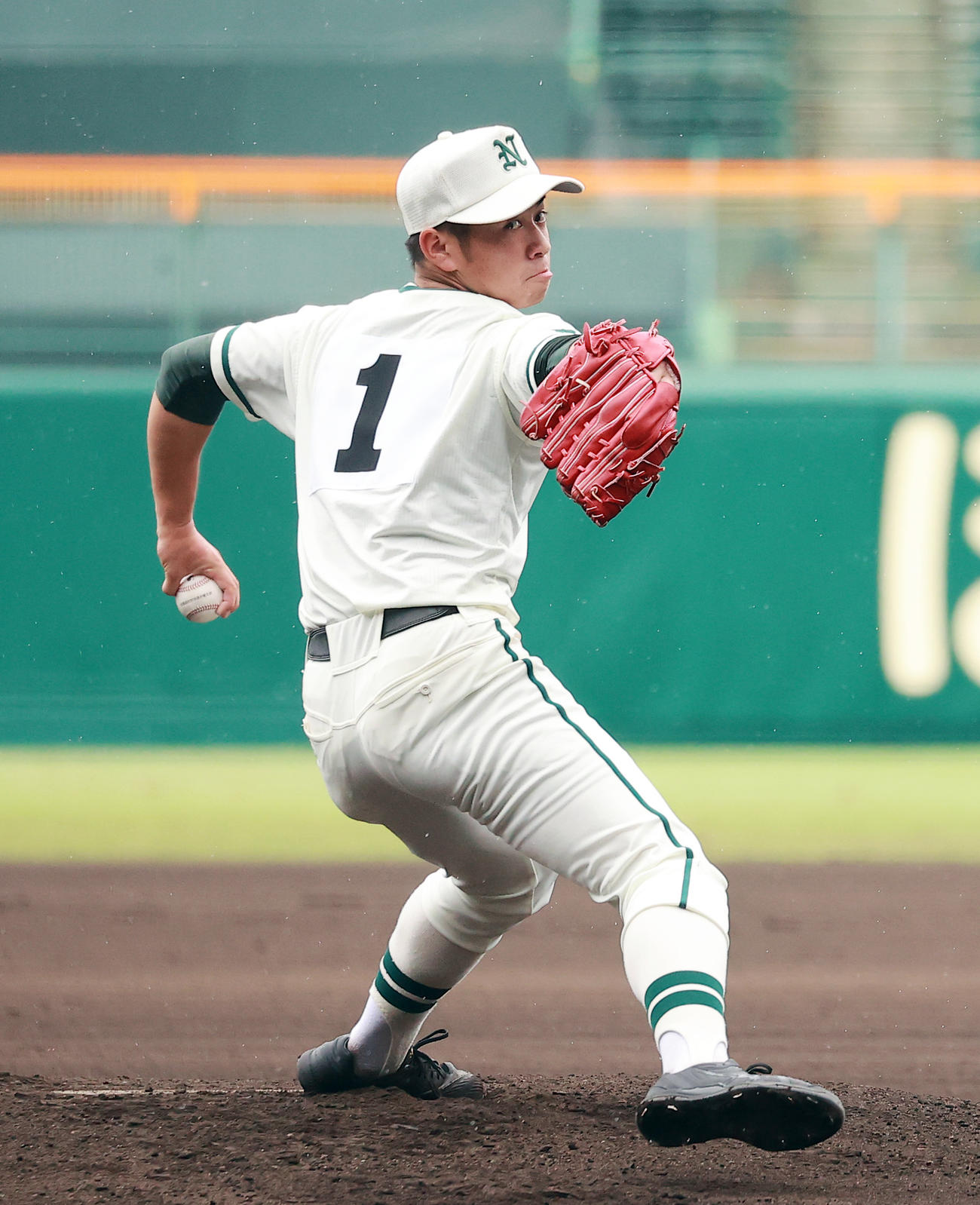 夏の甲子園で赤いグラブを着けて力投する二松学舎大付・秋山（2021年8月20日撮影）