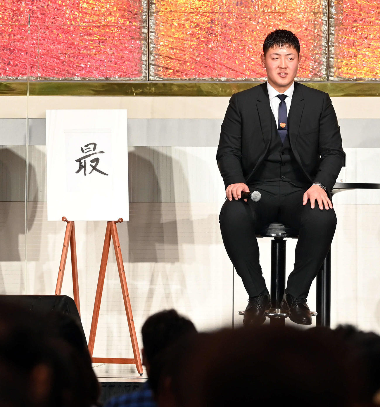 今年の漢字を「最」としたためた巨人岡本和（撮影・たえ見朱実）