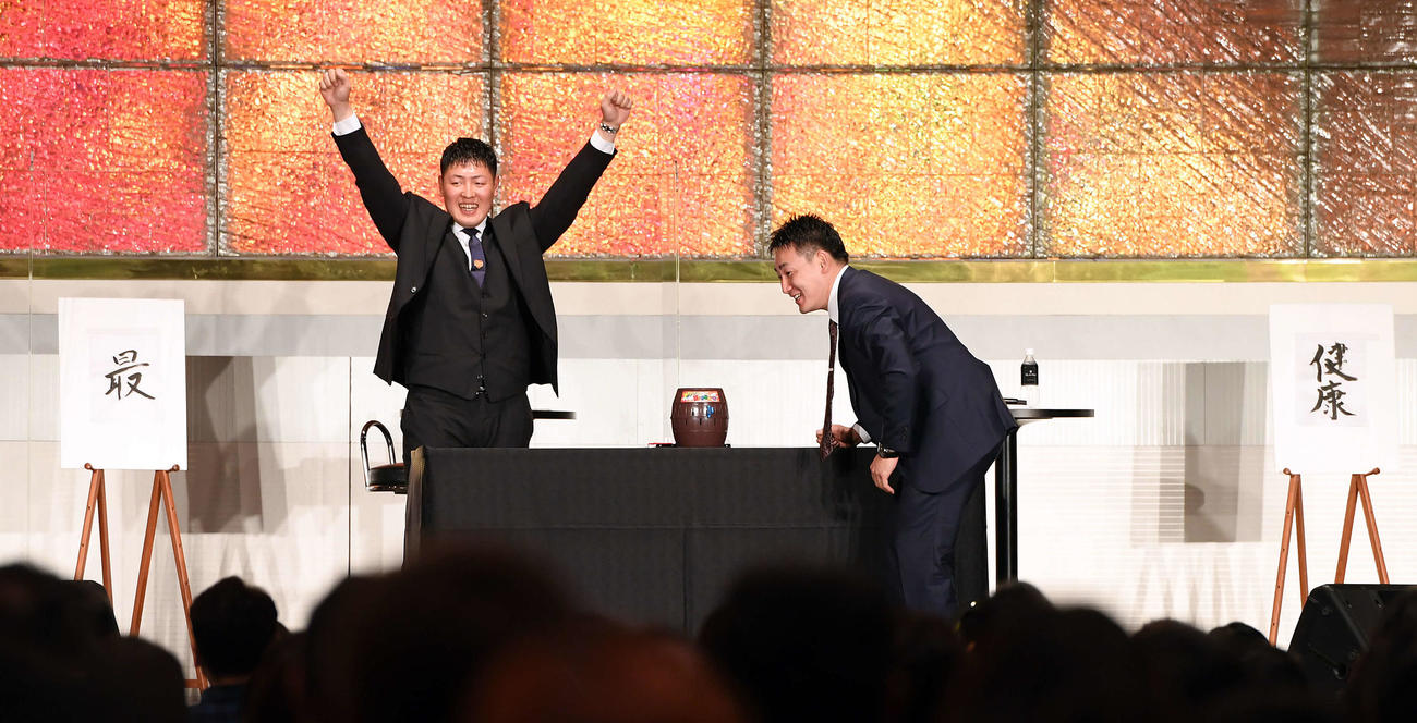 ゲームで丸に勝利しガッツポーズの巨人岡本和（左）（撮影・たえ見朱実）