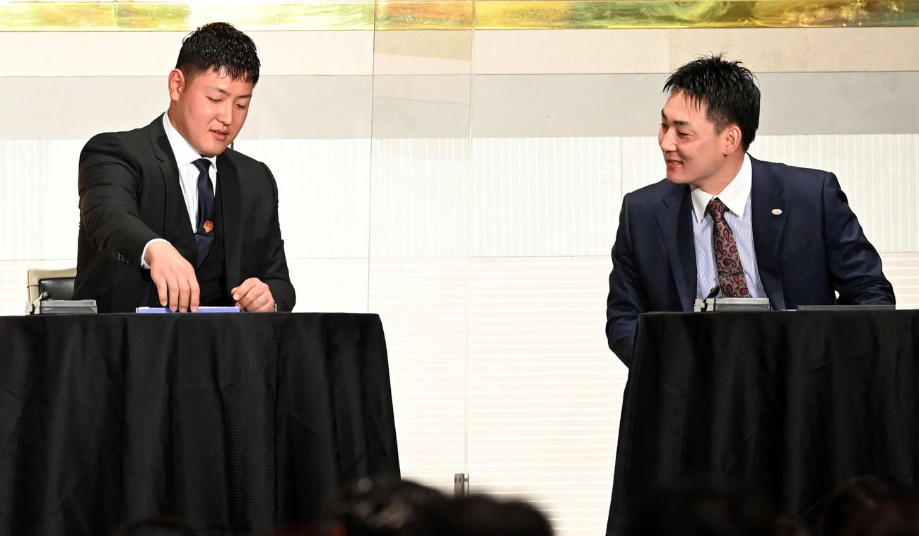 今年の漢字を考える巨人岡本和（左）と丸（撮影・たえ見朱実）