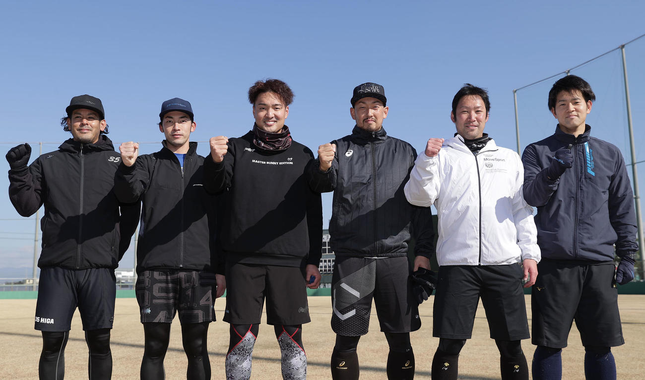 合同で自主トレを行った、左からオリックス比嘉、広島中村祐、阪神秋山、オリックス平野佳、西武増田、オリックス岩橋打撃投手（撮影・前田充）