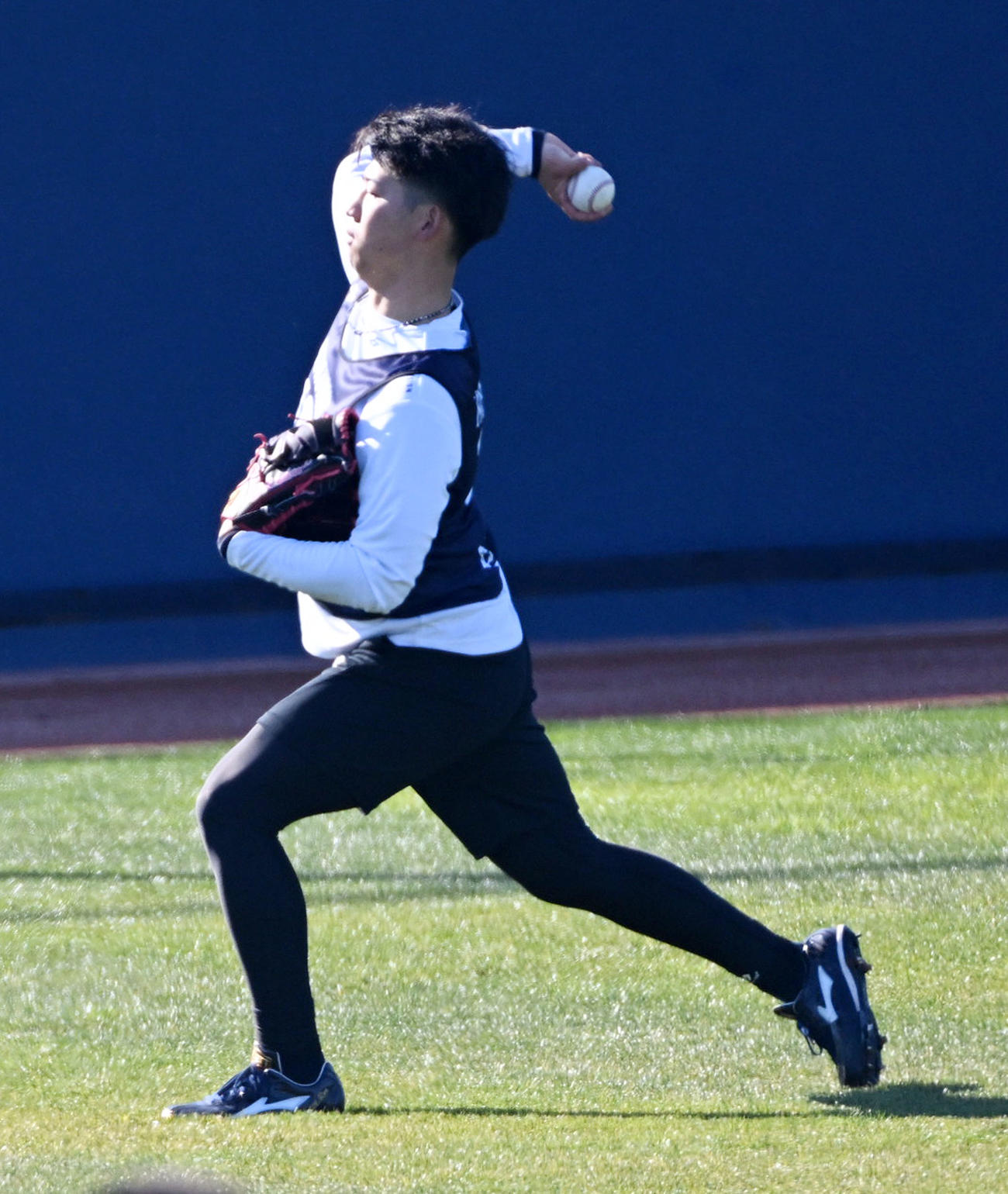 新人自主トレでキャッチボールを行う椋木（撮影・前岡正明）