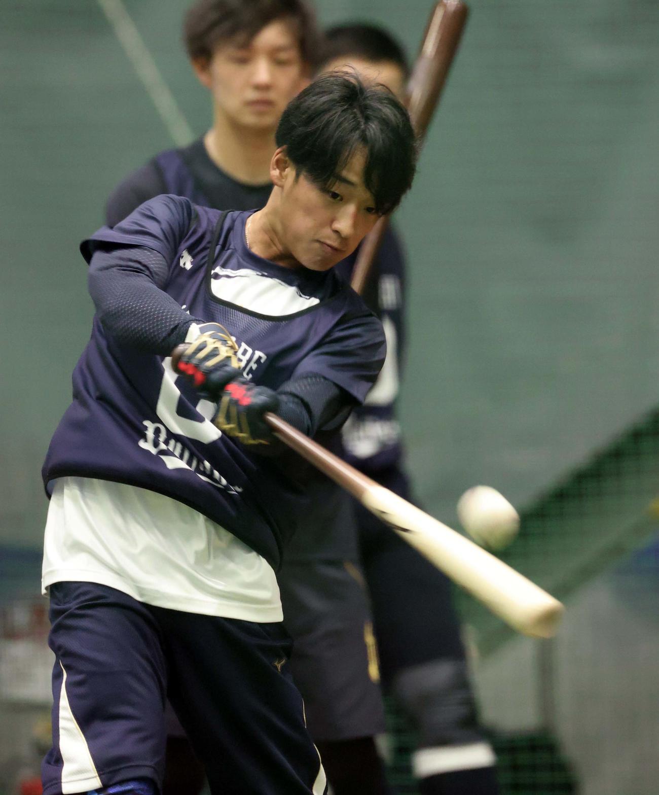 室内で打撃練習をする渡部遼人（撮影・上田博志）