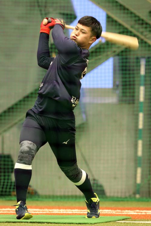 フリー打撃練習で快音を響かせるオリックス野口(撮影・上田博志)